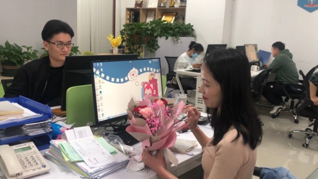 鲜花送佳人，蛋糕暖人心 ——海角官网首页登录入口2022年庆祝“三八”妇女节活动